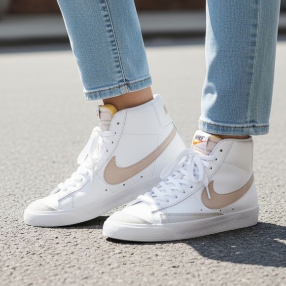 NikeWomen's Blazer Mid 77 Casual Sneakers. Size 9 - Picture 1 of 7